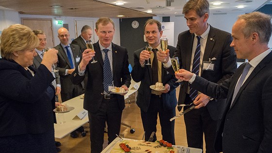 Statsminister Erna Solberg (t.v.) skåler med Stokke-ordfører Erlend Larsen, Andebu-ordfører Bjarne Sommerstad, Sandefjord-ordfører Bjørn Ole Gleditsch og kommunal- og moderniseringsminister Jan Tore Sanner.