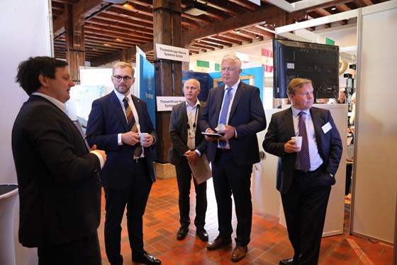 Statssekretær Bent-Joacim Bentzen fikk orienteringer fra de fleste utstillerne på FSis messe