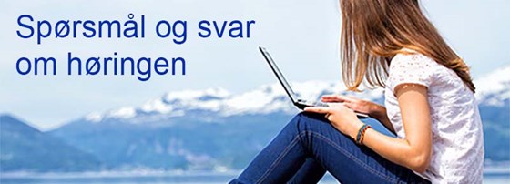 Jente som bruker PC ute i naturen