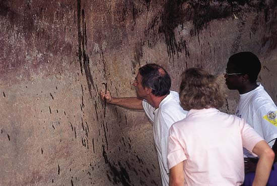 Figur 13.2 I Domboshawa i Zimbabwe har NIKU og National Museums and Monuments
of Zimbabwe samarbeidet om bevaring av bergkunst. Her testes fjerning
av malt grafitti på bergmalerier.
