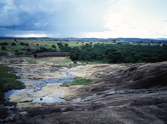 Figur 13.3 Et besøkssenter for turister er bygd i Domboshawa
i Zimbabwe. Her får tilreisende informasjon om både
afrikansk forhistorie og det lokale kulturmiljøet.