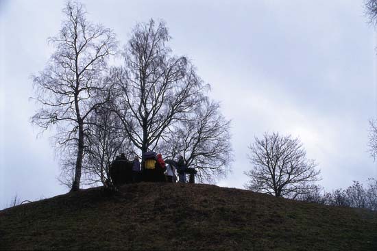 Figur 2.1 Formidling av kulturminner der de ligger i sitt opprinnelige
miljø, gir en egen dimensjon til fortellingen om fortiden.
Gravhaug på Gile, Østre Toten.