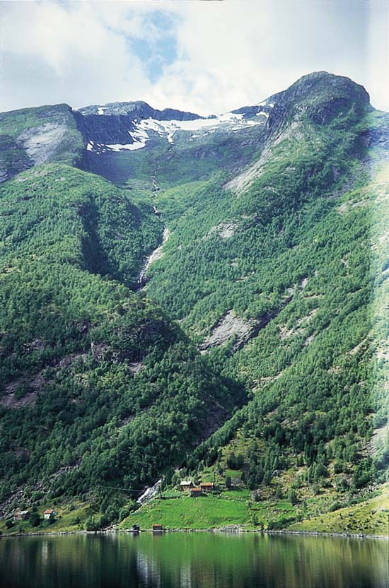 Figur 3.8 Den europeiske landskapskonvensjon vil kunne influere på forvaltningen
av landskapsverdiene. Det er viktig å sikre det historiske
perspektivet på landskapets utvikling. I Fjærlandsfjorden
i Sogn og Fjordane er bruken av naturgrunnlaget fra fjor...