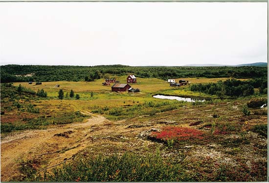 Figur 5.3 Galaniitu, et innlandssamisk gårdsbruk i Kautokeino.
Gården representerer en næringstilpassing basert
på husdyrhold, utmarksnæringer og samarbeidsrelasjoner
med reindrifta. Den fungerte i tillegg som fjellstue.