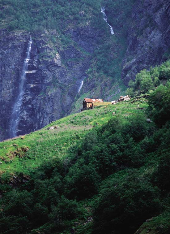 Figur 6.1 Restaureringen av Sinjarheim i Aurlandsdalen har vært
utført som dugnad satt i gang av Fortidsminneforeningen.
Både bygninger og kulturmark bidrar til å oppleve
dalføret i et historisk perspektiv.