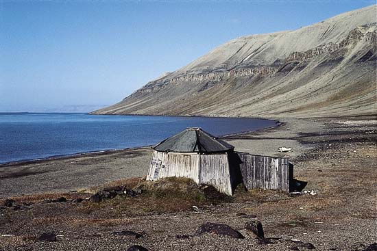 Figur 8.1 På Svalbard har Norge forvaltningsansvaret for en
internasjonal kulturarv. I 2001 ble det vedtatt en samlet miljølov
der kulturminner og kulturmiljøer ses som del av en helhetlig
miljø- og ressursforvaltning. Bygningen på Kapp
Lee stammer fra...