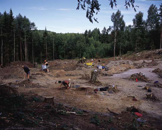 Figur 8.5 Gjennom godkjenning av arealplan kan det gis dispensasjon fra
automatisk fredning av kulturminner. I 2001 ble det gjennomført
en arkeologisk utgraving på Svinesund i forbindelse med
ny E6.