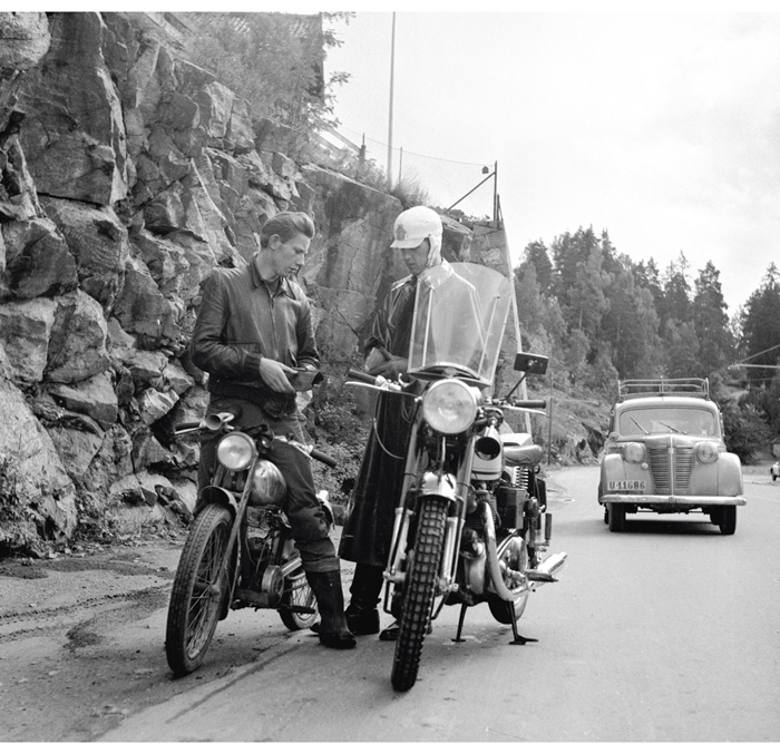 Figur 3.2 Trafikkontroll i 1954. En trafikkonstabel stopper en motorsyklist