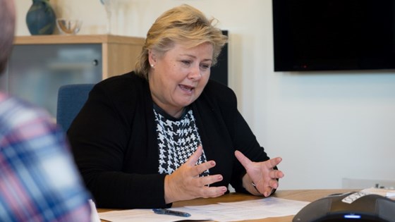 Statsminister Erna Solberg snakker med Storbritannias statsminister Theresa May