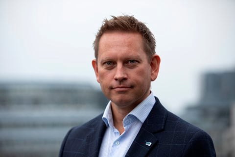 Portrett av Vegard Einan, stående utendørs på takterrasse