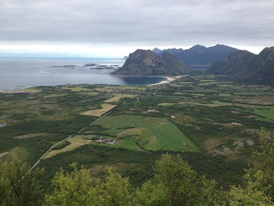 Engeløya i Steigen kommune er et kyst- og øylandskap med aktivt jordbruk på strandflatene. Engeløya i Steigen kommune er et kyst- og øylandskap med aktivt jordbruk på strandflatene.