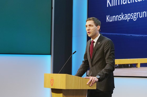 Klima- og miljøminister Andreas Bjelland Eriksen på talerstolen