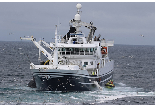 Figur 5.2 Fiskefartøy i aktivt fiske, og Kystvakten går om bord på kontroll.
