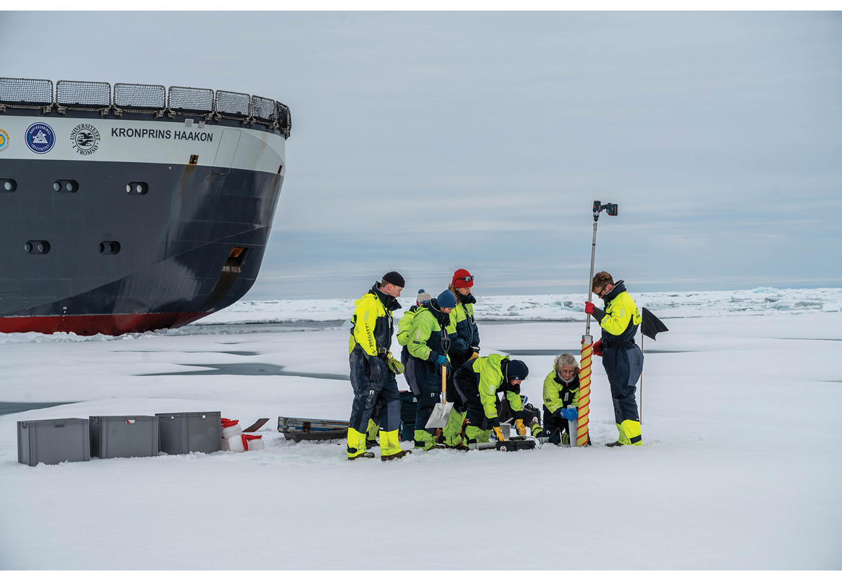 Figur 8.4 Forskningsfartøyet Kronprins Haakon på tokt i Polhavet. Prøvetaking av iskjerner for studier av organismer som lever i isen.