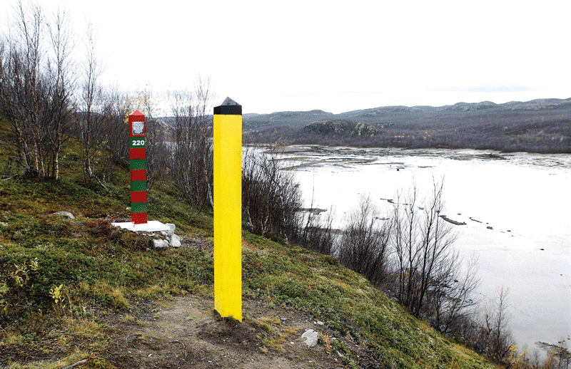 Figure 5.2 Russian border post No. 220 and a Norwegian border post at the Elvenes border station.