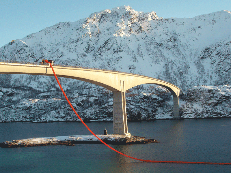Figur 10.2 Testing av oljevernlense fra Raftsundbrua i Nordland.