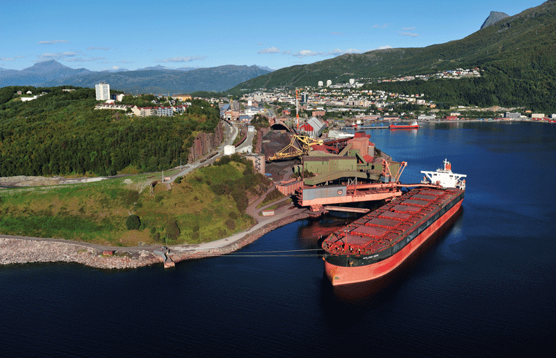 Figur 13.4 I Narvik havn lastes jernmalm fra tog over til skip.