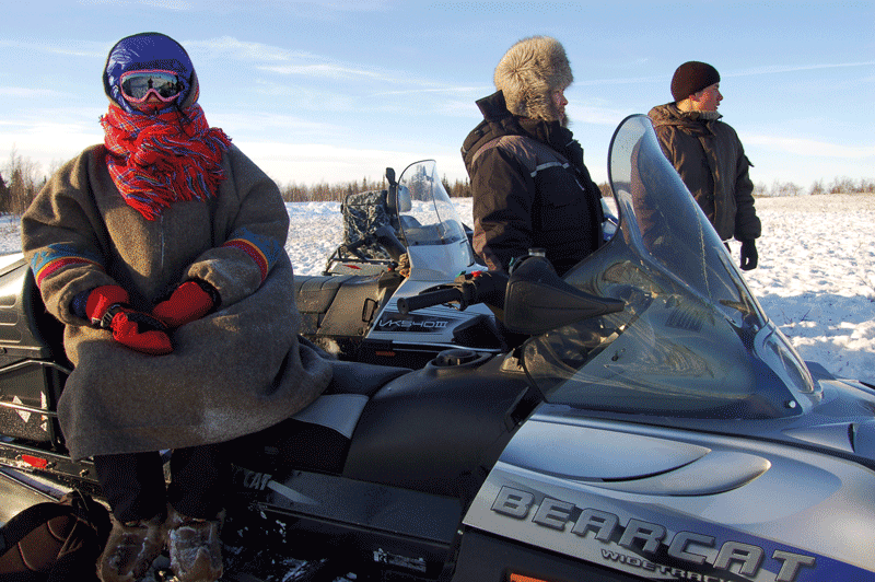 Figur 3.6 En norsk same sammen med to nenetsere på tundraen utenfor Narjan-Mar i Nenets autonome område. Nenets er den nordligste delen av Barentsregionen.