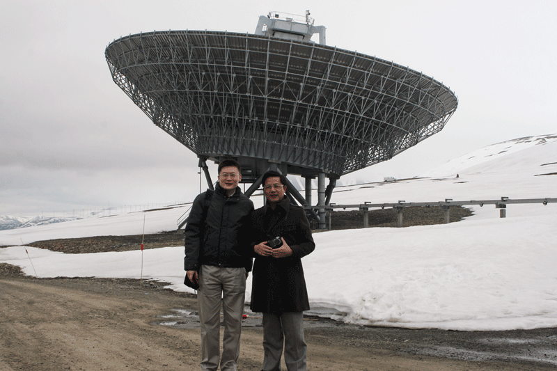 Figur 4.4 Under High North Study Tour i 2009 besøkte deltagerne blant annet EISCAT-radaren utenfor Longyearbyen. Avbildet: Hu Zhengyue, assisterende utenriksminister, Kinas utenriksdepartement, og Shang Zhen, andresekretær, Kinas utenriksdepartement.