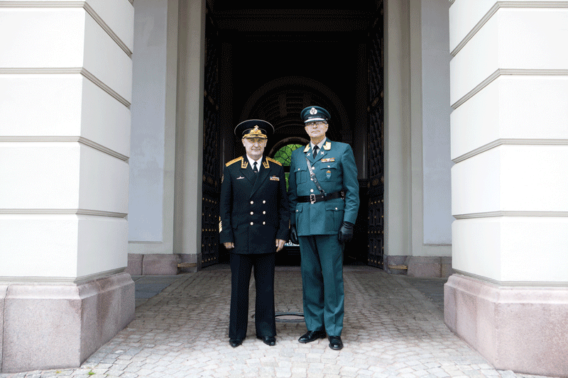 Figur 6.2 Den russiske admiralen Nikolaj Mikhailovitsj Maksimov, NK/stabssjef militærdistrikt Vest, og sjef for Forsvarets operative hovedkvarter generalløytnant Bernt Iver Ferdinand Brovold utenfor Det kongelige slott etter en audiens hos HM Kong Harald V.