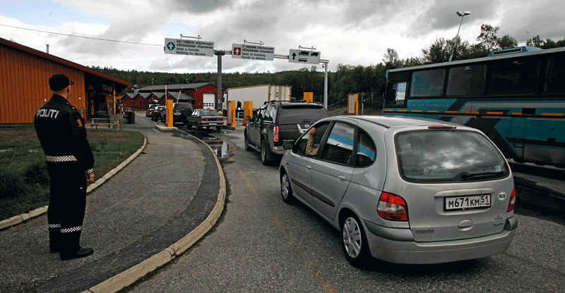 Figur 7.3 Grensestasjonen Storskog. Biler og buss står ved grenseovergangen.