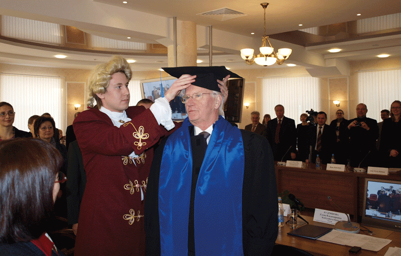 Figur 7.4 Thorvald Stoltenberg ble utnevnt til æresdoktor ved Universitetet i Arkhangelsk i 2011.