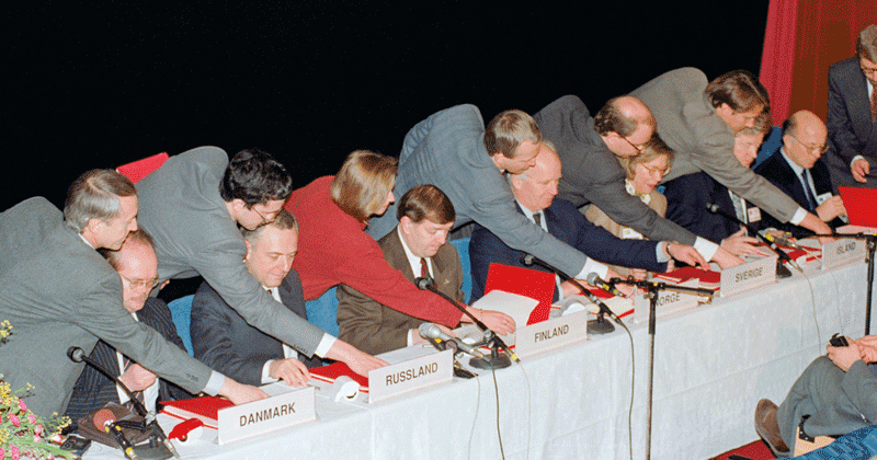 Figur 7.8 Kirkenes 11. januar 1993. Kirkeneserklæringen undertegnes. Fra venstre: Jørgen Orstrøm for Danmark, Andrej Kozyrev for Russland, Paavo Väyrinen for Finland, Thorvald Stoltenberg for Norge, Margaretha af Ugglas for Sverige og Jon Sigursson for Island....