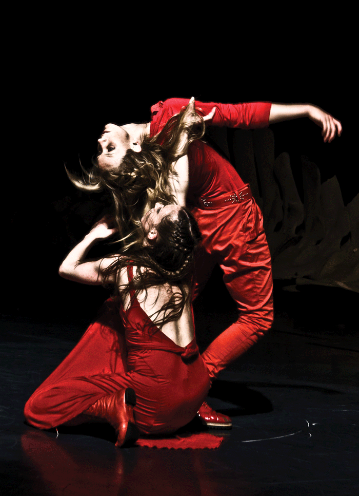 Figur 6.1 Camilla Spidsøe Cohen og Lene Meland. Fra forestillingen «Ambra» med koreografi av Ina Christel Johannessen, en samarbeidsproduksjon mellom Carte Blanche og Iceland Dance Company.