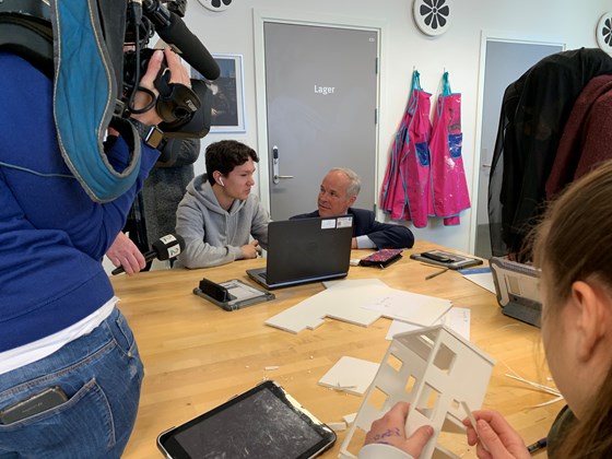 Bilde av Jan Tore Sanner som møter elever