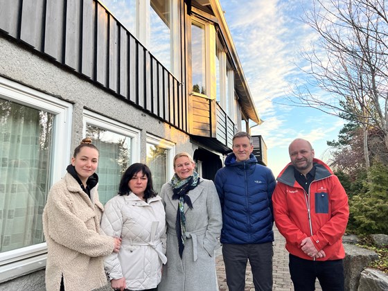Kommunal- og distriktsminister Erling Sande, ordfører Cecilie Pind Tetiana Preobrazhenska, datteren Snizhana og utleier Geir André Moksness-Skaug