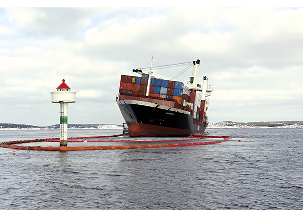 Figur 3.14 Containerskipet Godafoss har grunnstøtt på Kvernskjær i Hvalerskjærgården 18. februar 2011.