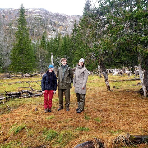 Statssekretær Wenche Westberg sammen med Ellen-Sara Sparrok, leder i Norske Reindriftsamers Landsforbunds ungdomsutvalg, og Henrik Nordtun Gjertsen, leder i Norges Bygdeungdomslag.