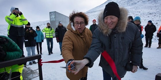 Bollestad klippet snoren sammen med administrerende direktør Harald Nikolaisen i Statsbygg for det rehabiliterte frøhvelvet. 