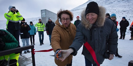 Bollestad klippet snoren sammen med administrerende direktør Harald Nikolaisen i Statsbygg for det rehabiliterte frøhvelvet.