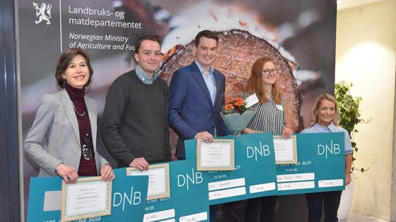 Prisvinnerne sammen med skogminister Sandra Borch.