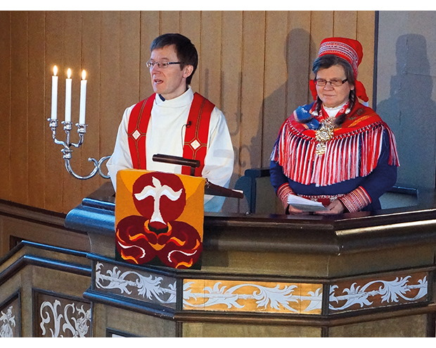 Figur 6.1 Generalsekretær i Samisk kirkeråd, Tore Johnsen, på prekestolen i Tromsø domkirke sammen med kirketolk Ravdna Turi Henriksen.1