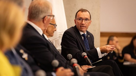 Bilde av utenriksministeren i et panel.