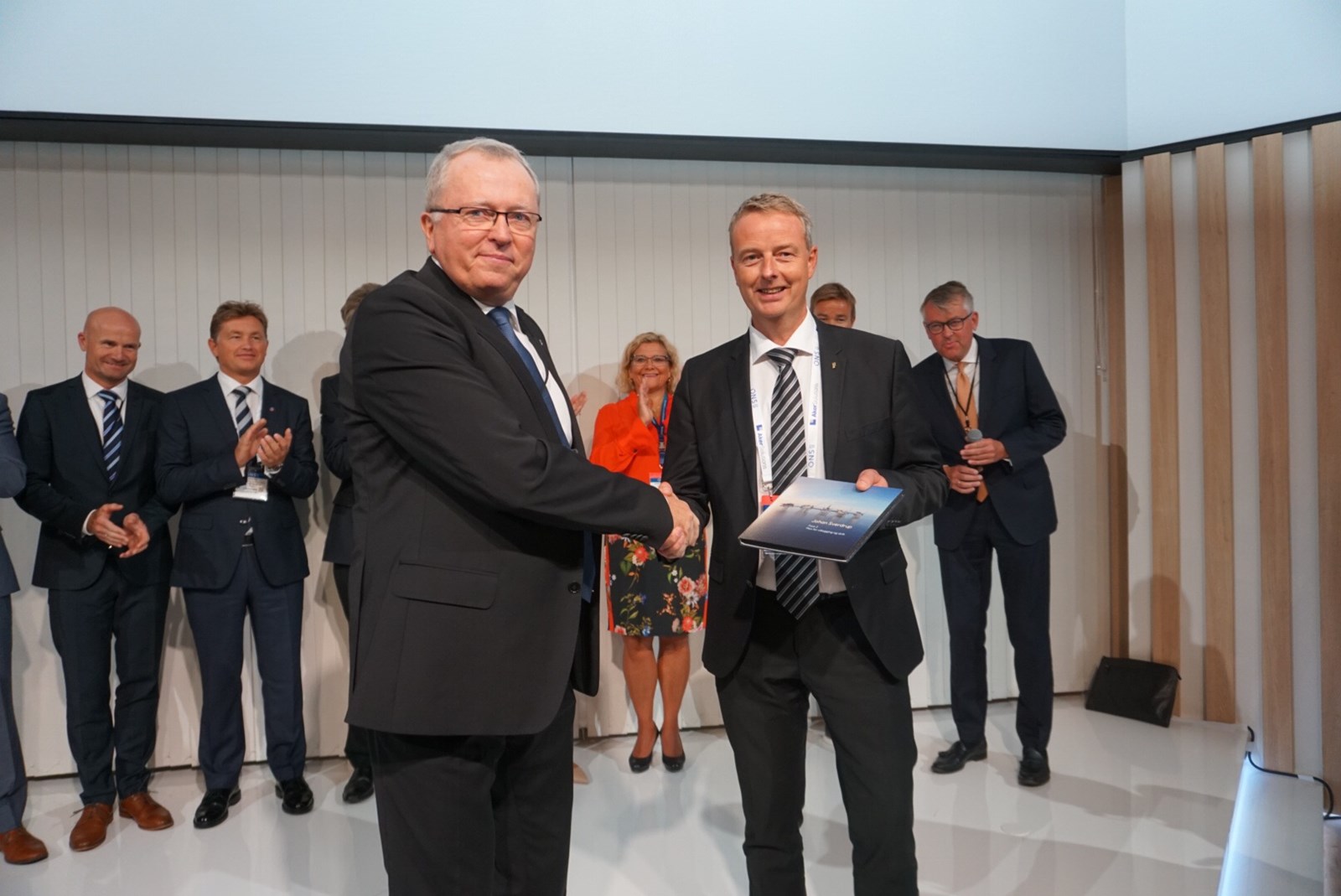 OIje- og energiminister Terje Søviknes mottar PUD-en for Johan Sverdrup. 