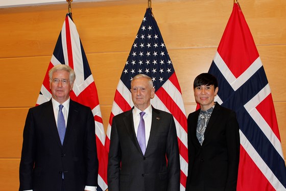 Forsvarsministerne Michael Fallon (UK), James Mattis (USA) og Ine Eriksen Søreide signerte en Declaration of Intent om samarbeid rundt maritim sikkerhet i Nord-Atlanteren. Forsvarsministerne Michael Fallon (UK), James Mattis (USA) og Ine Eriksen Søreide signerte en Declaration of Intent om samarbeid rundt maritim sikkerhet i Nord-Atlanteren.