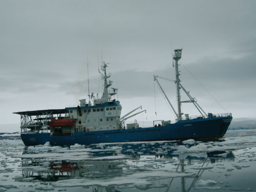 Figur 6.1 Forskningsskipet Lance på tokt i Wahlenbergfjorden