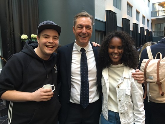 Bilde av elevene Fredrik og Hibaq fra Forandringsfabrikken, som åpnet konferansen sammen med nordisk samarbeidsminister Frank Bakke-Jensen.