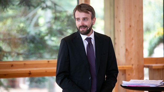 Næringsminister Jan Christian Vestre legger frem regjeringens eierskapsmelding på Klimahuset i Oslo. 