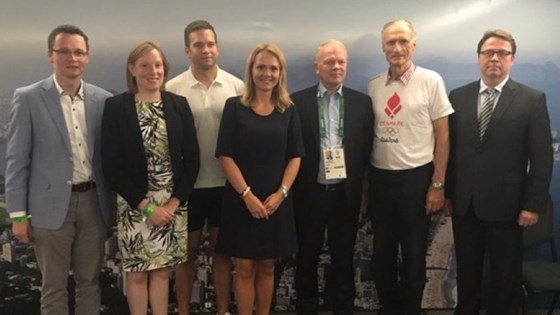 Gruppebilde av idrettsministre i Rio. Turist- og sportsminister i Irland Patrick O'Donovan, sportsminister i Storbritannia Tracey Crouch, helse- og idrettsminister i Sverige Gabriel Wickström, kulturminister i Norge Linda Hofstad Helleland, utdannings-, vitenskaps- og kulturminister på Island Illugi Gunnarsson, kulturminister i Danmark Bertel Haarder og ambassadør Markku Virri fra Finland.