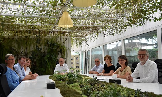 Her dyrkes det planter i møtebordet. Mulighetene er mange.