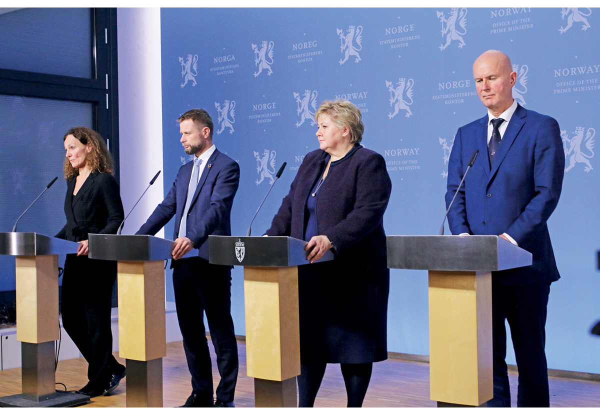 Figur 1.2 Direktør ved Folkehelseinstituttet Camilla Stoltenberg, helse- og omsorgsminister Bent Høie, statsminister Erna Solberg og helsedirektør Bjørn Guldvog på pressekonferansen på Statsministerens kontor 12. mars 2020.