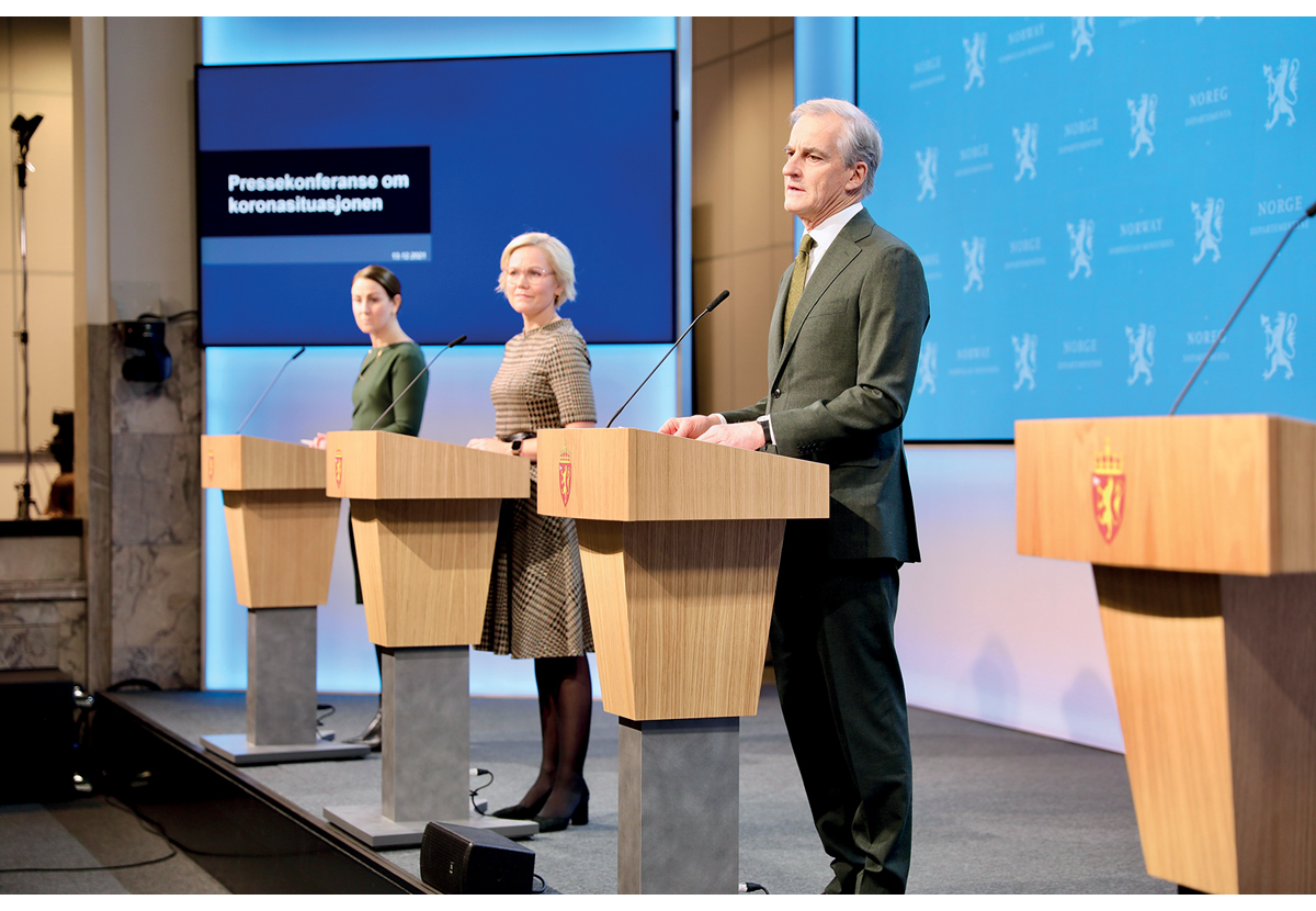 Figur 10.1 Pressekonferanse 13. desember 2021: Kunnskapsminister Tonje Brenna, helse- og omsorgsminister Ingvild Kjerkol og statsminister Jonas Gahr Støre.