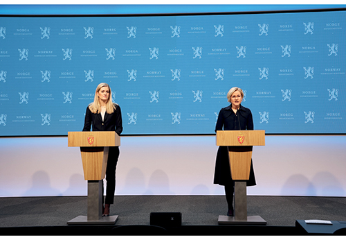 Figur 10.5 Justis- og beredskapsminister Emilie Enger Mehl og helse- og omsorgsminister Ingvild Kjerkol under pressekonferanse 19. november 2021.