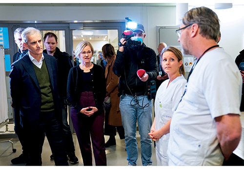 Figur 12.2 Statsminister Jonas Gahr Støre og helse- og omsorgsminister Ingvild Kjerkol besøkte Akershus universitetssykehus 23. november 2021.