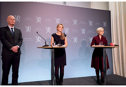 Figur 12.3 Helsedirektør Bjørn Guldvog, avdelingsdirektør Line Vold i Folkehelseinstituttet og helse- og omsorgsminister Ingvild Kjerkol møter pressen 1. desember 2021.