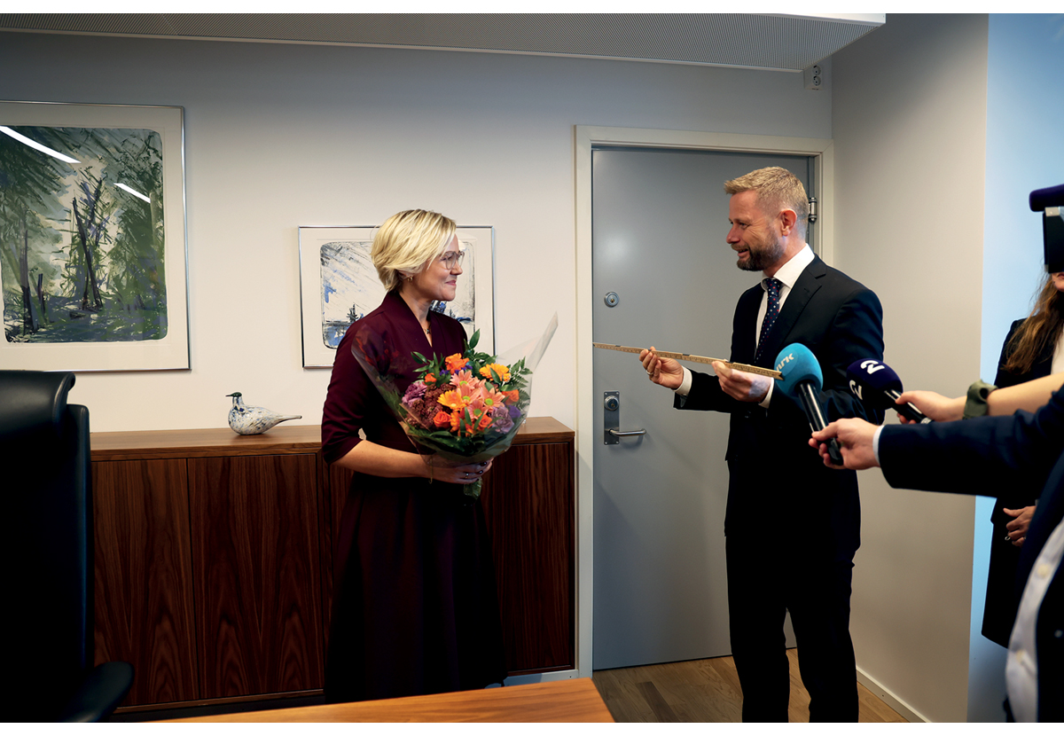 Figur 16.1 Nøkkeloverrekkelse i Helse- og omsorgsdepartementet 14. oktober 2021.